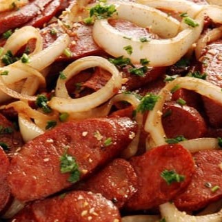 Fatias de calabresa saborosa, refogadas com cebolas douradinhas e suculentas.