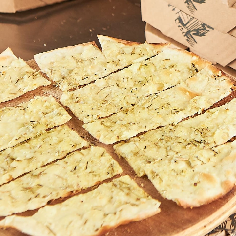 Massa branca média, cortada em deliciosos pedaços com Azeite de Pesto + Parmesão + Alecrim + Tempero da casa levemente picante