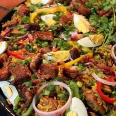 Todo o sabor mineiro traduzido em uma só refeição. A incostetável linguiça mineira com couve cortados à mineira, acompanhados de um feijão tropeiro e arroz branquinho.