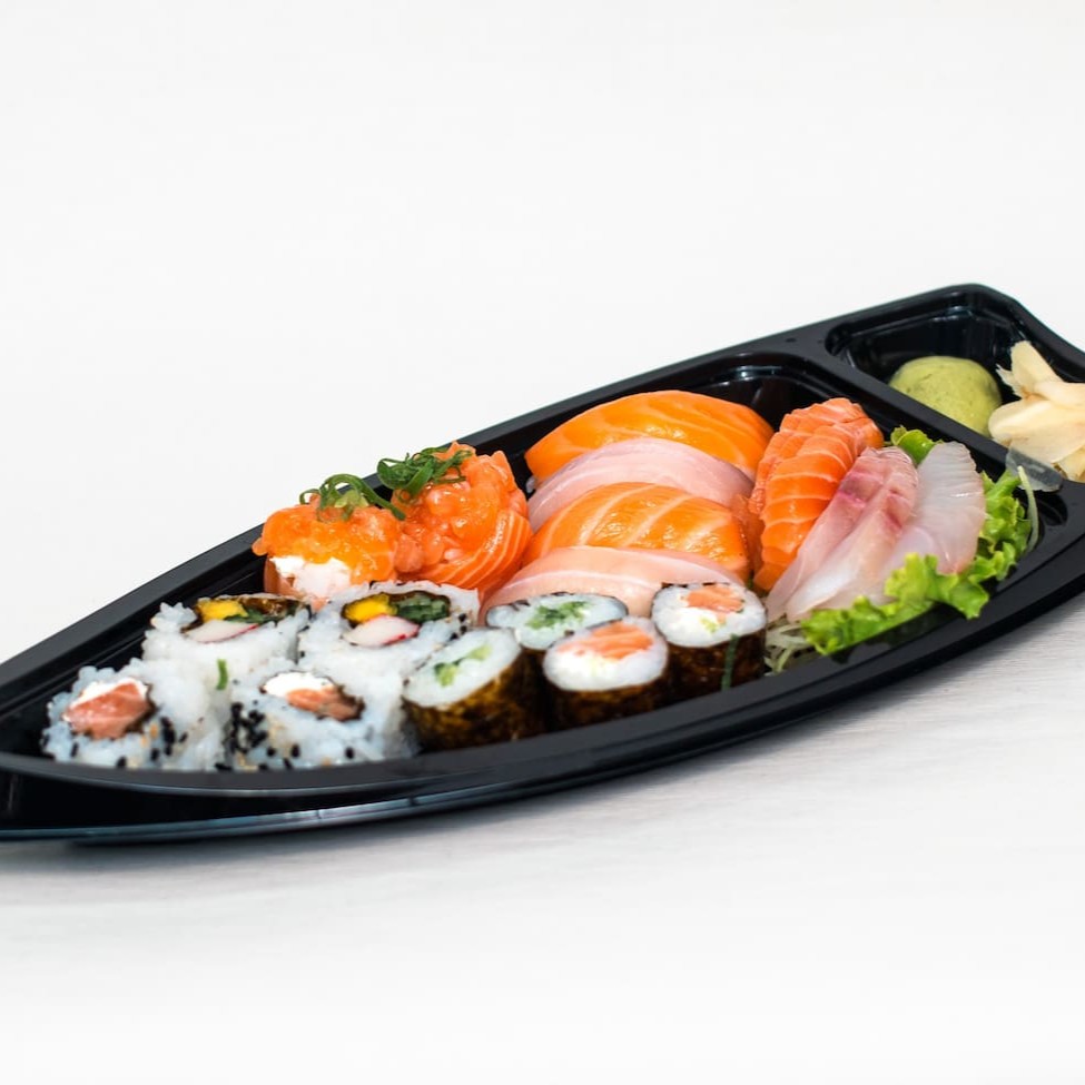 20 peças, sendo elas: 03- Salmão 03- Peixe branco 02- Sushi peixe branco 02- Sushi salmão 02- Hosomaki pepino 02- Hosomaki salmão 02- Uramaki salmão 02-  Uramaki califórnia 02-  Joe joe