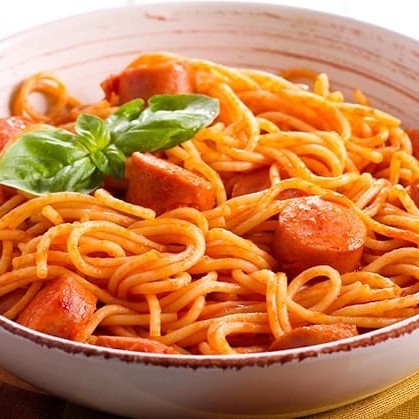 Macarronada igual da casa da sua avó: cheio de salsicha e molho caseiro de tomate uma volta no tempo para duas pessoas. - Foto meramente ilustrativa.