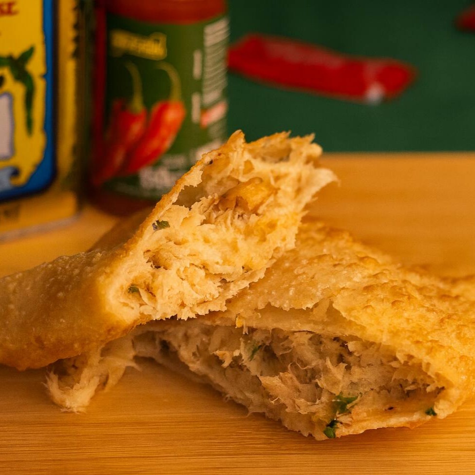 Delicioso pastel de bacalhau com pedaços de batatinhas fritas.  Pastel com aproximadamente 19cm.