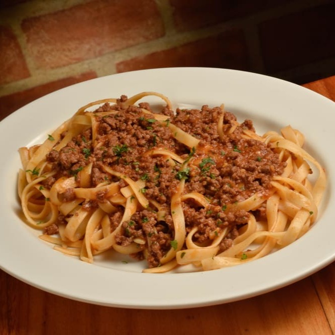 Escolha fetuccine ou penne. Escolha um dos molhos: marinara, bolognesa ou queijo. Prato infantil.