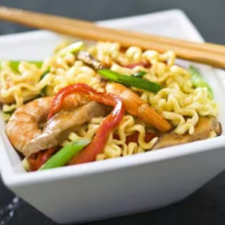 Nosso Yakisoba de camarão traz uma combinação perfeita entre macarrão cozido no ponto ideal e camarões frescos, suculentos e levemente salteados. Acrescentamos uma variedade de legumes crocantes, como cenoura, brócolis e repolho, que dão cor e textura ao prato. Tudo é envolvido em um molho especial cuidadosamente preparado, que realça o sabor dos ingredientes e proporciona uma experiência equilibrada e deliciosa, perfeita para quem ama frutos do mar.