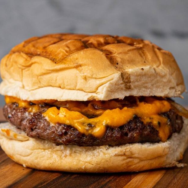 Pão brioche especial, delicioso hamburguer de costela angus 150gr, acompanhado de queijo, molho bbq e cebola caramelizada.