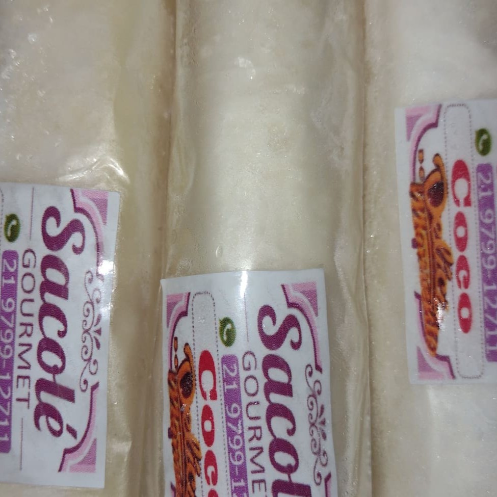 Desfrute do nosso 'Coco Gourmet', uma especialidade da categoria 'Sacolé Gourmet'. Este sacolé é incrivelmente cremoso, repleto de ricos pedaços de coco fresco. Com um peso aproximado de 120 gramas, ele apresenta a quantidade perfeita para satisfazer seu paladar. Você vai se deliciar com esta delícia, cuidadosamente preparada para oferecer uma experiência de sabor verdadeiramente única e irresistível. Uma pedida maravilhosa para se refrescar e ao mesmo tempo degustar uma sobremesa de alto padrão!