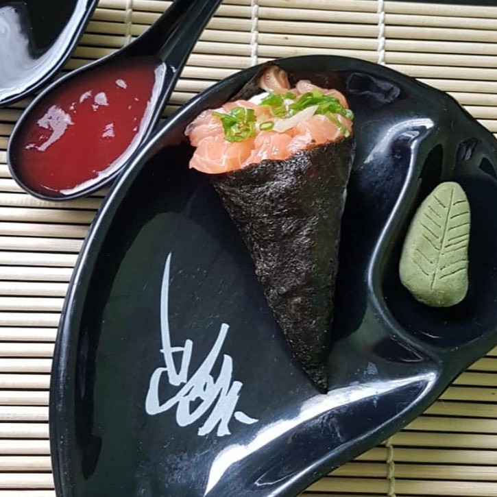 Temaki recheado com salmão,  gergelim e cebolinha