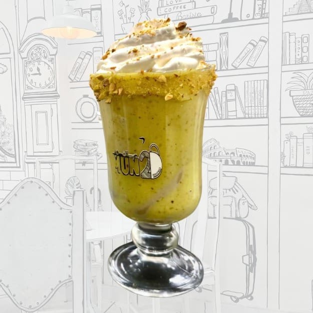 Café especial, chocolate, canela, creme aveludado de pistache artesanal, chantilly, finalizado com grãos pistache.