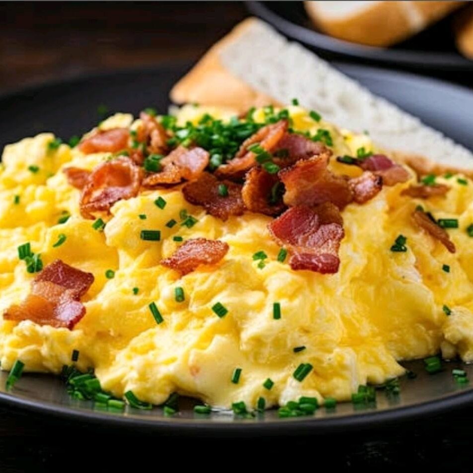 Deliciosos ovos mechidos com cubinhos de bacon, finalizados com cebola crispy.