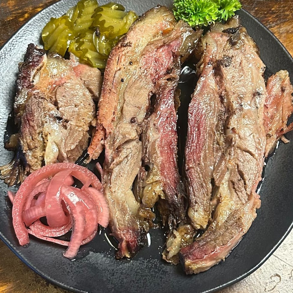 Costela bovina defumada e assada por 8 horas e servida sem osso, muito suculenta, macia e com sabor defumado e intenso.