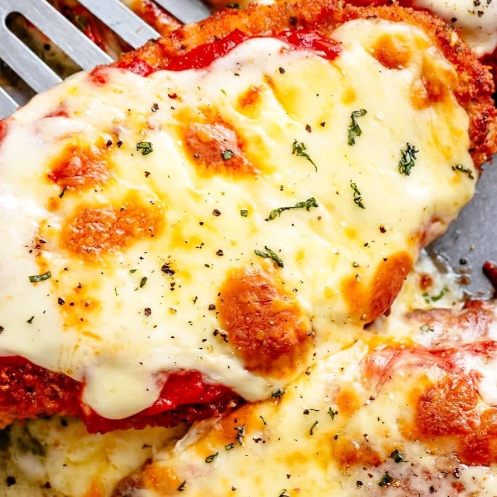 Filé de Frango feito empanado , cobertos por uma camada de queijo e presunto e banhados por molho de tomate e uma pitada de orégano e alho frito pra finalizar  para finalizar. → Campeão de vendas com receita especial da casa. Acompanha Arroz , feijão e Macarrão . Escolha entre Maionese ou salada de legumes  Obs: - Não acompanha farofa. - Embalagem Pt 102. - Ideal para uma pessoa.  Esperamos que você tenha uma ótima experiência com a gente.  Tag: Parmegiana de Frango.