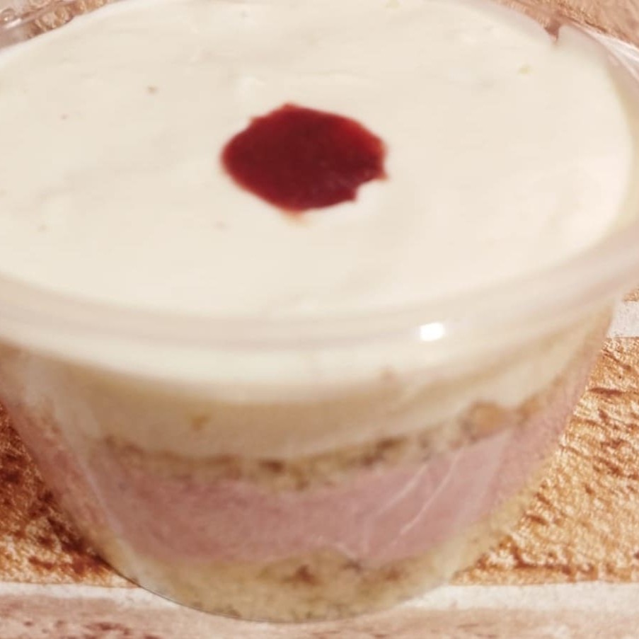 Apresentamos o nosso Bolo Chantininho e Morango, uma requintada seleção da categoria 'Bolo de Pote'. Esta delícia traz uma massa suave e aromática de baunilha, combinada com um recheio absolutamente cremoso de chantininho. O toque final fica por conta da nossa especial geleia artesanal de morangos, cujo sabor doce e fresco se mistura de forma surpreendente com os demais ingredientes. Prepare-se para se apaixonar!