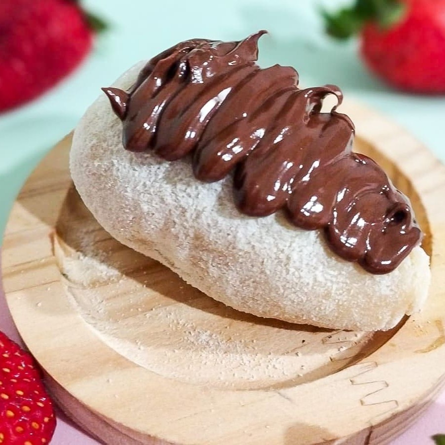 A coxinha de morango é preparada com nosso delicioso brigadeiro de Ninho feito com leite condensado integral e leite Ninho Original, que deixa sua textura lisinha e com sabor incrível. Agora imagina essa massa de brigadeiro recheada com morango, cada mordida é uma explosão de sabor. E para finalizar, é passada no leite Ninho Original, e decorada com fios de Nutella Original. Peso de 80g independente do tamanho do morango que pode variar.    tags coxinha de morango, Ninho, Nutella, promo, desconto, cupom