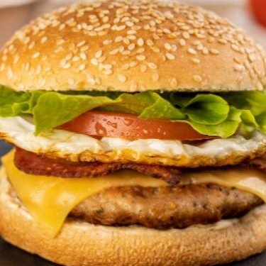 Pão, filé de frango, ovo, calabresa, bacon, cheddar, queijo, presunto, batata e salada