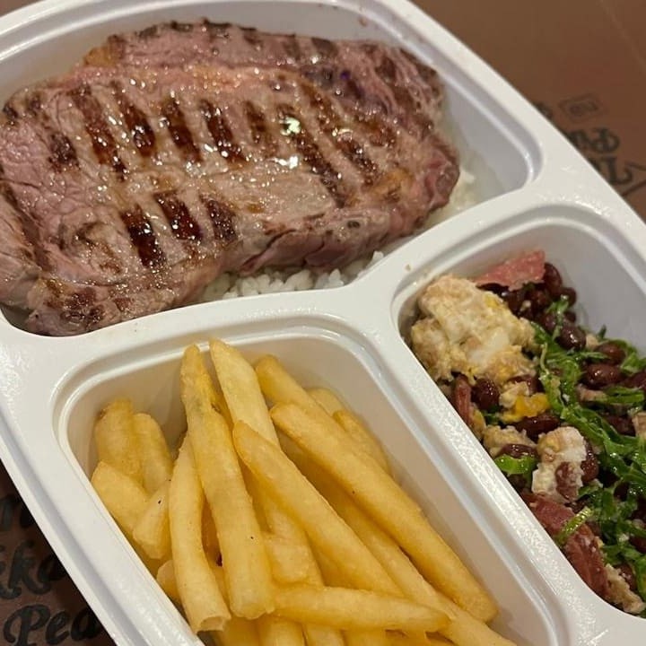 Bife individual acompanha arroz, feijão tropeiro com fritas ou salada.
