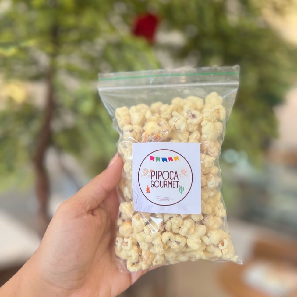 Pipoca gourmet coberta com chocolate nobre branco e legítimo leite Ninho em pó.  Saquinho com 75g