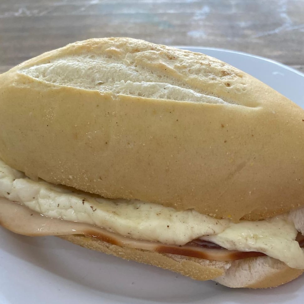 Delicioso lanche de sanduiche de peito de peru com queijo minas no pão francês fresquinho!