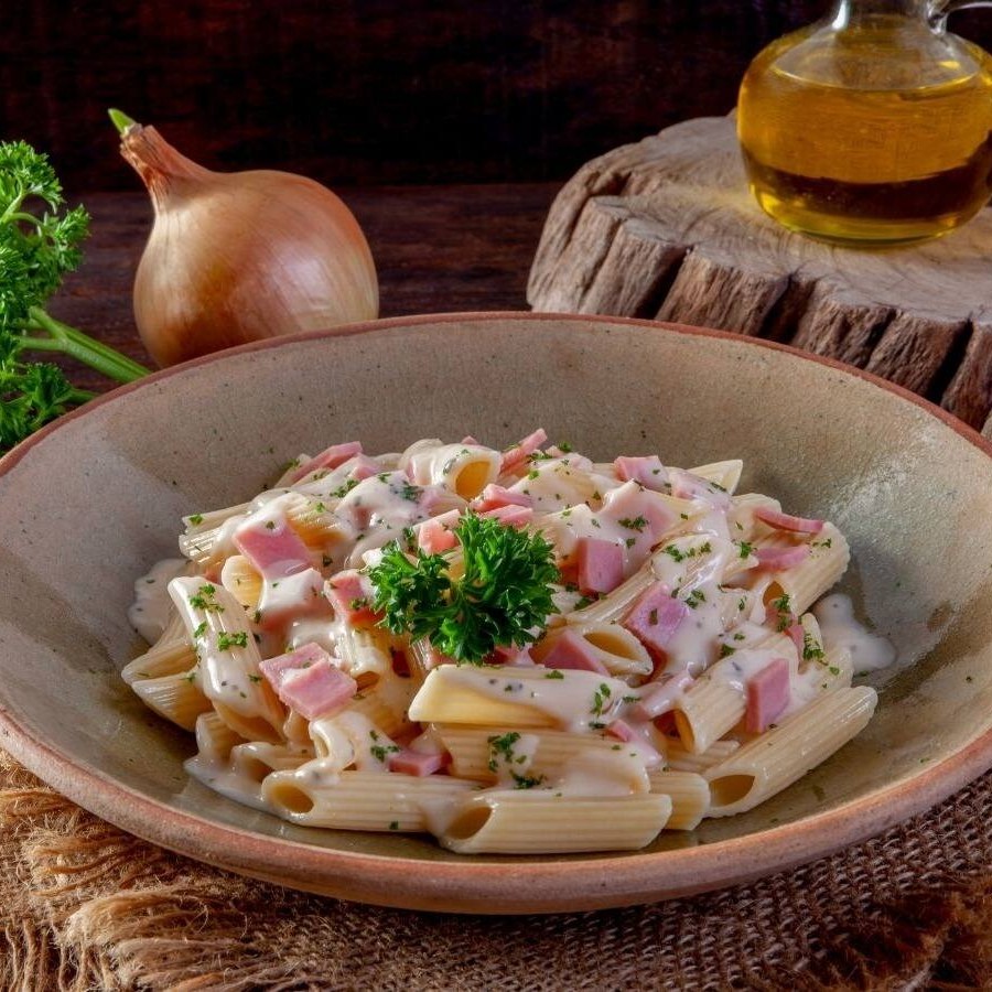 Massa penne cremosa com um aveludado molho béchamel, pedacinhos de presunto saboroso e ervilhas frescas. Um clássico reconfortante entregue na sua casa.