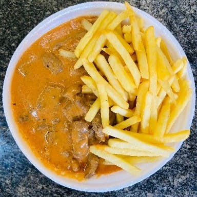 Delicioso estrogonofe de alcatra. Acompanha arroz e farofa. Escolha 1 entre: purê, macarronese, fritas, palha e salada.  Obs.: - Embalagem Pt102. - Ideal para 1 pessoa. Esperamos que você tenha uma excelente refeição!