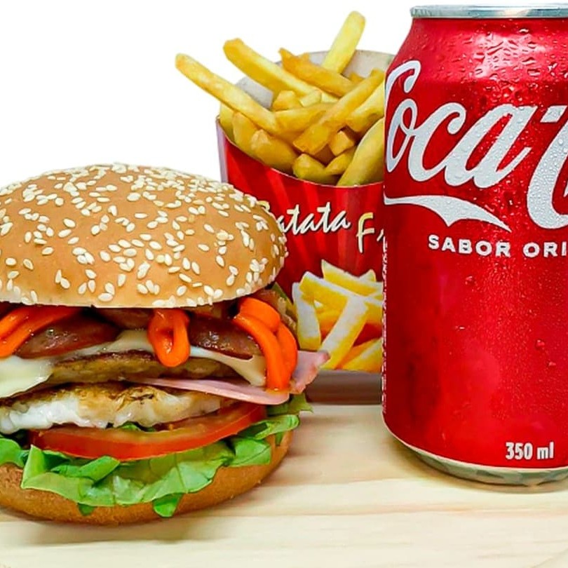 Este é o nosso Combo Xtudo, o mais pedido e amado pelos nossos clientes. Consiste em um delicioso pão com gergelim, delicadamente recheado com uma carne de hambúrguer saborosa e de textura inigualável. Acompanha queijo muçarela derretido, fatias crocantes de calabresa, ovo perfeitamente frito, bacon defumado, creme cheddar cremoso, presunto de alta qualidade, alface fresca e tomate maduro, tudo harmonizado com uma generosa porção de maionese. Para completar, o prato vem acompanhado de uma porção de batatas crocantes e uma refrescante lata de Coca-Cola. Uma combinação irresistível para o seu paladar!