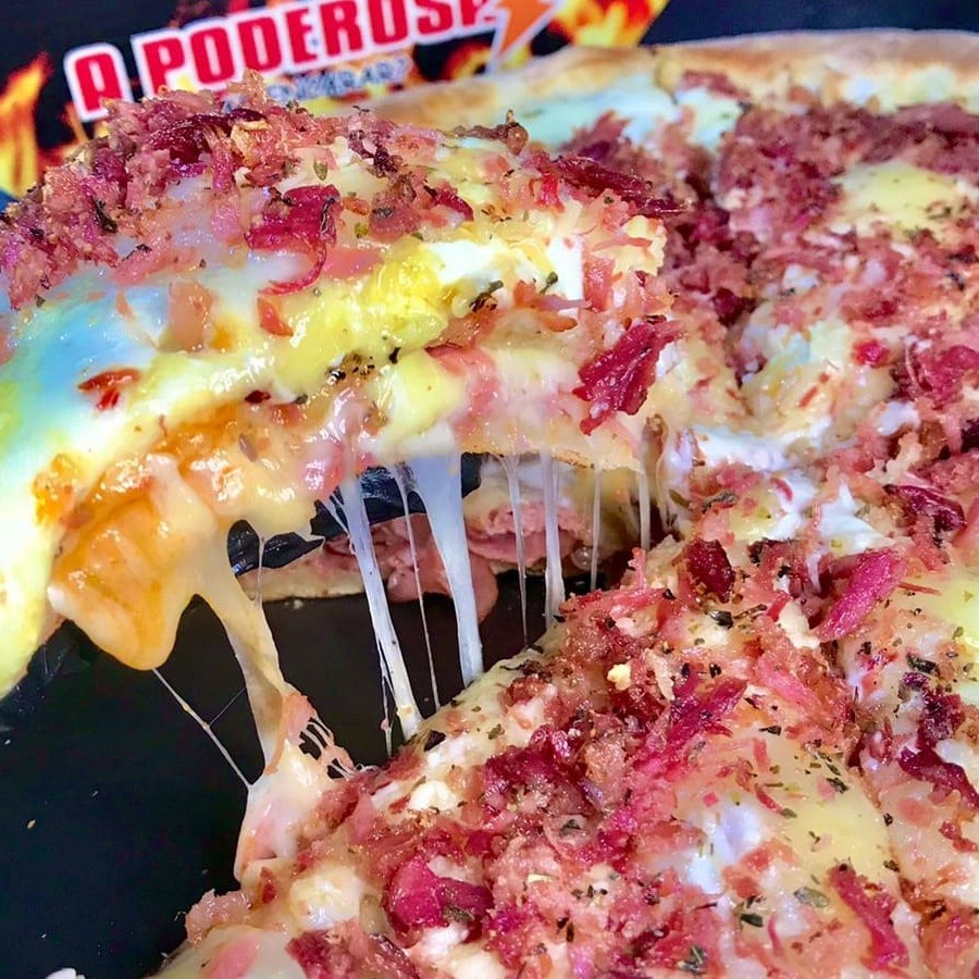 Uma deliciosa pizza de 2 andares, que serve de 6 a 8 pessoas. 1º And.:Molho; Requeijão; Muçarela 2º And.: molho especial; provolone; parmesão; Bacon e Oregano Borda: Muçarela; Requeijão e Cheddar