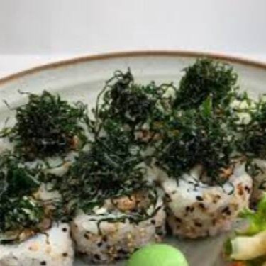 Uramaki philadelfia finalizado com cream cheese, molho teriaki, couve crispy e alho torrado.

Cinco unidades de uramaki Philadelphia finalizadas com cream cheese, molho teriyaki, couve crispy e alho torrado, que proporcionam crocância e sabor intenso em cada mordida.