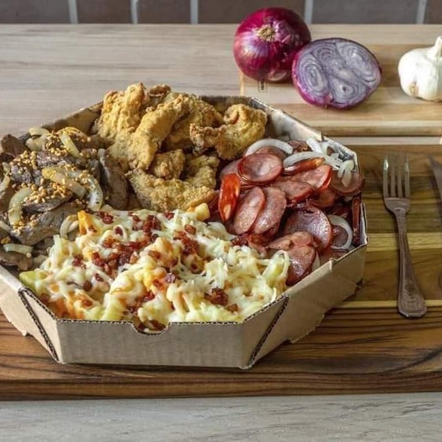 Frango empanado crocante, contra filé suculento e calabresa acebolada, acompanhados da nossa irresistível batata mania coberta com cheddar, mussarela derretida e bacon crocante. Uma combinação de sabores de dar água na boca!