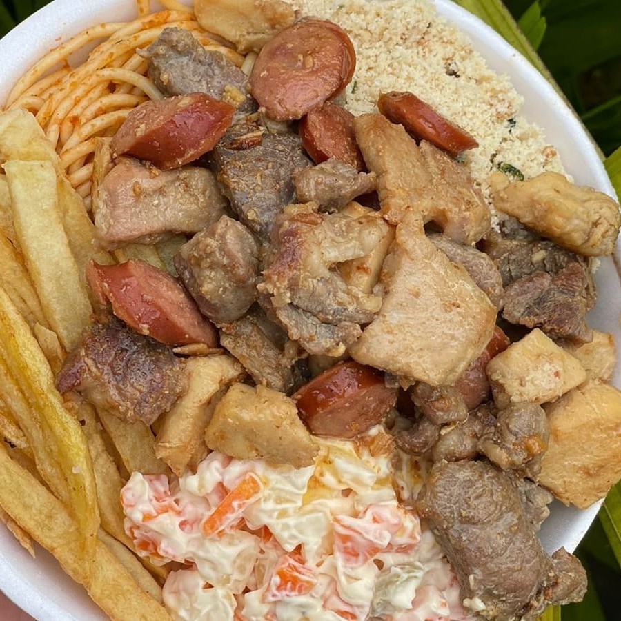 Arroz, feijão, macarrão e farofa.