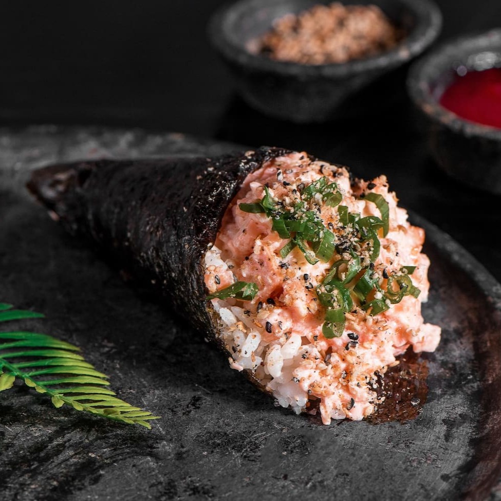 Arroz, salmão grelhado e cream cheese, finalizado com farofa de gergelim e cebolinha