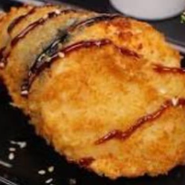 Delicioso temaki hot de camarão feito com alga nori, arroz oriental, cream cheeses, camarão e cebolinha!  finalizado com um leve toque de cebolinha e molho tare.