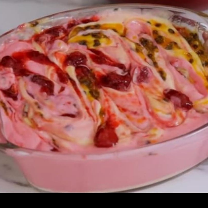 Delicioso mousse de maracujá misturado com mousse de morango