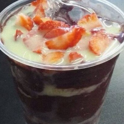 Descubra o sabor irresistível do nosso Copo de Açaí de 700ml. Uma deliciosa combinação de açaí cremoso e refrescante, primorosamente coberto com caldas gourmet selecionadas e uma variedade de cereais crocantes à sua escolha. Para um toque extra de indulgência, você pode optar por adicionar uma generosa porção do nosso sorvete suave e derretido na boca. Perfeito para saciar seu desejo por doces enquanto se refresca. Em nossa categoria 'Monte Seu Açaí', a personalização é o segredo para um prazer sem culpa!