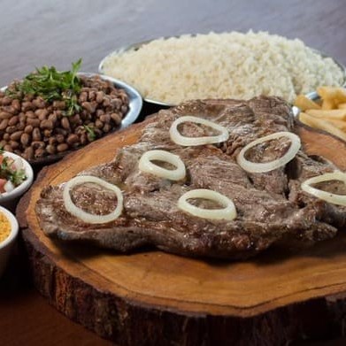 - maminha na brasa, arroz branco, feijão macassar, farofa, vinagrete, batata frita e manteiga de garrafa.