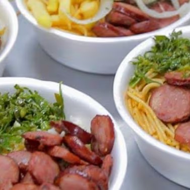 2 Marmitas: 1 Calabresa acebolada + 1 Frango empanado + 2 guaravitas.