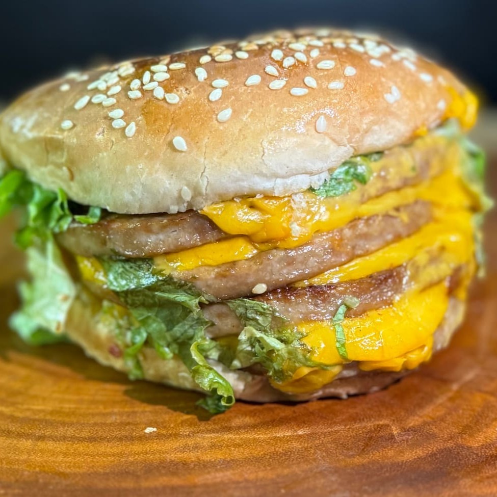 4 carnes, 4 queijos cheddar, molho e salada