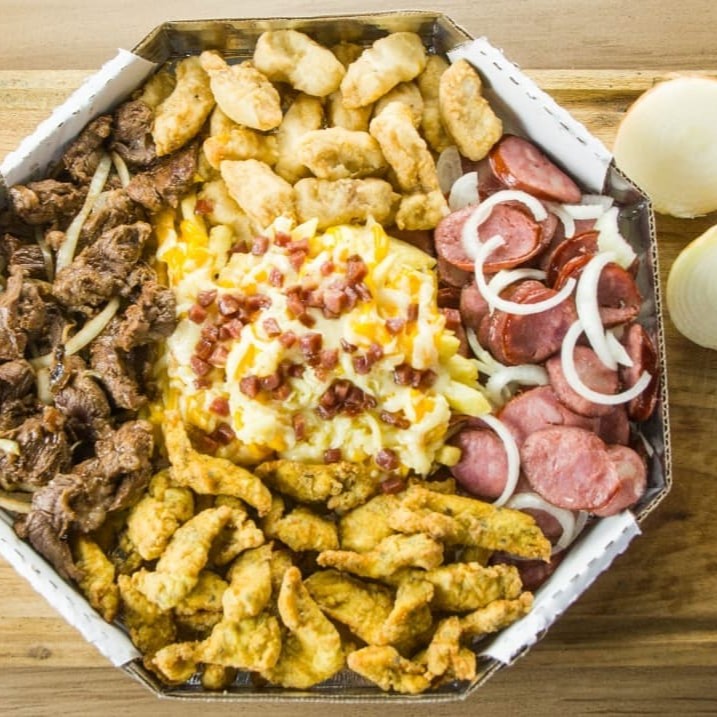 Porção generosa com frango empanado, gurjão de Peixe, contra filé, calabresa acebolada e batata mania. Acompanhado de guarana de 1,5 litros para completar a refeição com muito sabor!