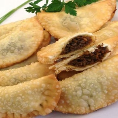 Deliciosos Mini Pastéis de Carne, disponíveis a partir de 6 unidades. Esses quitutes, repletos de um recheio saboroso e generoso, são uma opção perfeita para quem procura uma refeição rápida e saborosa. Cada mordida é uma explosão de sabor que, combinada com a textura crocante do pastel, cria uma experiência gastronômica inesquecível. Ideal para compartilhar com amigos, nossos Mini Pastéis de Carne são a alegria de qualquer encontro!