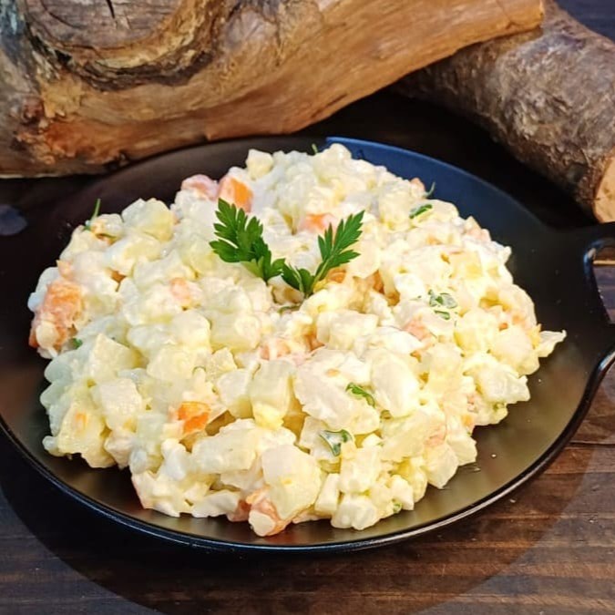 Experimente nossa deliciosa maionese da casa, feita com batata cozida, cenoura, ovos cozidos e temperada com nossa maionese defumada da casa
