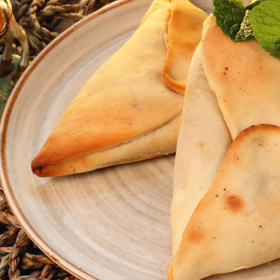 Deliciosa Esfiha da Camelos recheada com Zero Carne ( Escolha o recheio )  Nossa Massa Não leva ovo e Nem leite  *Imagem ilustrativa  #tags: esfirra - vegana - veg - vegan - vegano - salgado - lanche - zero carne - 0 carne vermelha - dieta vegetariana