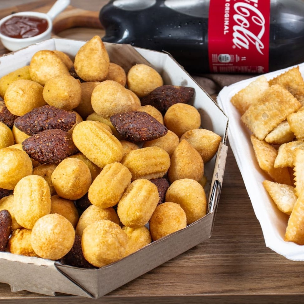 20 Pasteizinhos Recheados Sabores: Carne e Queijo. 50 Irresistíveis Salgados Variados Sendo: Coxinhas. Risoles, Bolinha de Queijo, Bolinho de Calabresa e Kibes. E Como Tudo Que é Bom Pode Ficar Melhor A Coca Geladinha Que a Sua Família Merece