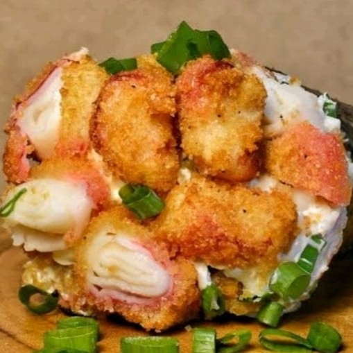 Temaki em formato de cone recheado com arroz e kani empanado, com creme cheese e cebolinha  na compra de um temaki ganha outro grátis .