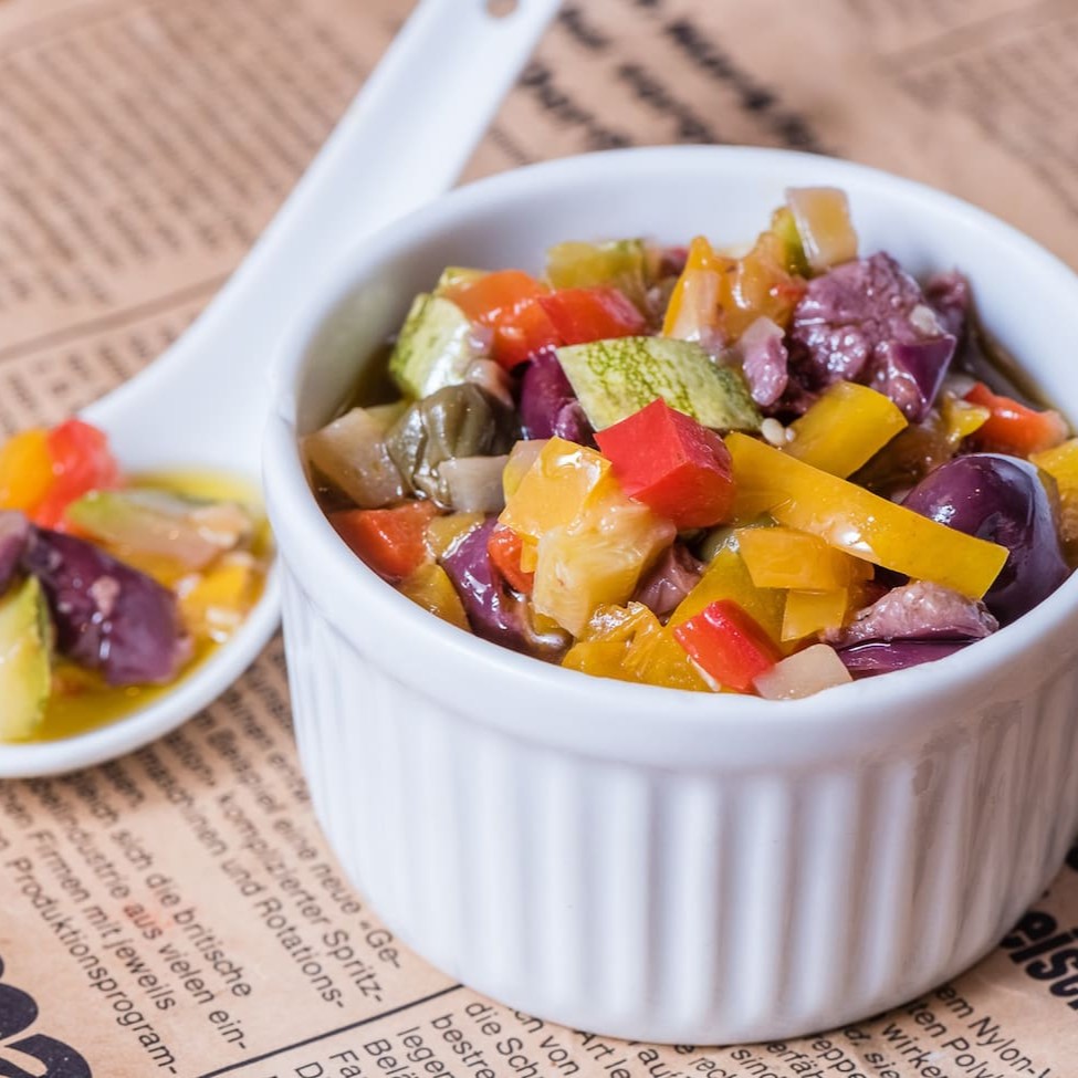 Abobrinha, berinjela, pimentões, azeitonas, alcaparras