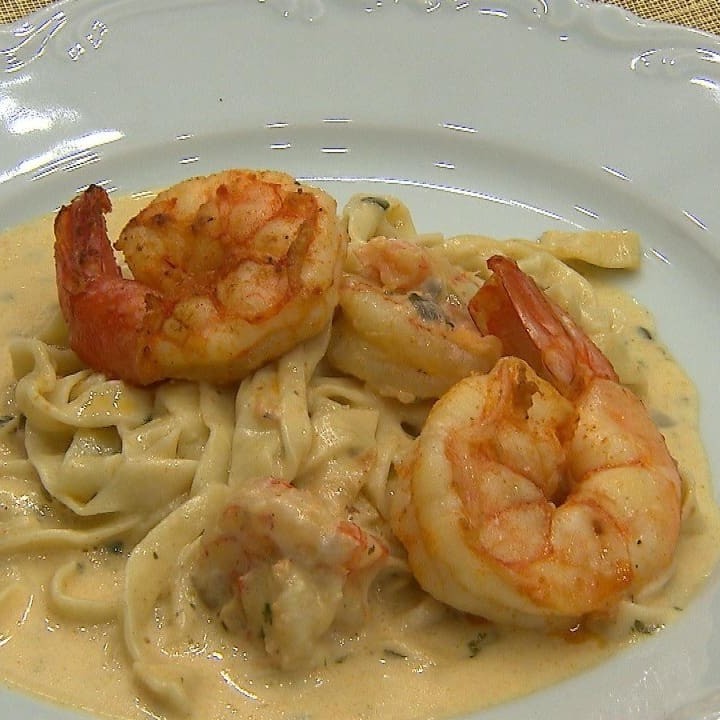 O fettuccine com camarão ao molho branco é uma verdadeira experiência gastronômica que combina a sofisticação da culinária italiana com a riqueza dos sabores do mar.