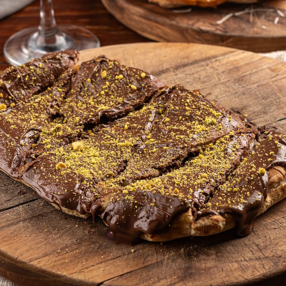 Massa da casa e recheio de Nutella. Finalizada com pistache.