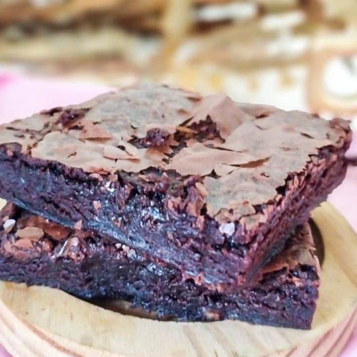 Dose Dupla / Combo de brownies tradicional sem recheio, preparado com chocolate nobre meio amargo, úmido e perfeito para saborear com um café quentinho, ou da maneira que preferir. Para uma melhor experiência, voçê pode aquecer por 8 a 10 segundos em microondas (fora da embalagem). Tamanho 7x7 Peso aproximado de 60g cada     tags brownie, braune , chocolate , doce, desconto, combo, promo promoção 99