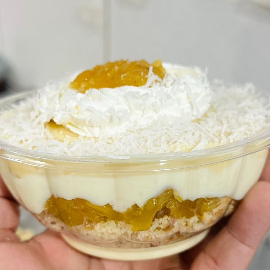 Cremoso de branco, cremo de coco, geleia de abacaxi, bolo branco finalizado com chantinho e coco em flocos