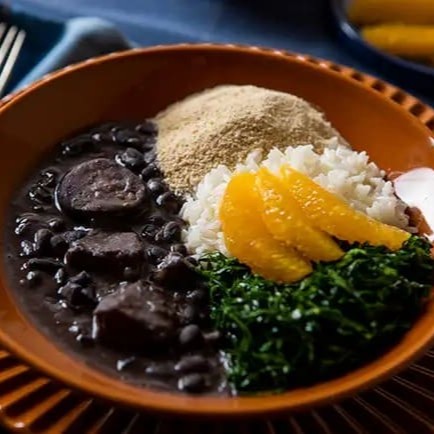 Descubra o sabor irresistível da nossa 'Feijoada Deliciosa Light', uma versão mais leve, mas igualmente saborosa, deste prato brasileiro tradicional. Combinamos generosas porções de lombo suculento, carne seca defumada e calabresa picante, cozidas lentamente para garantir um sabor autêntico e profundo. Acompanha arroz brilhante e soltinho, couve fresca e crocante, farofa dourada e agridoce, além de fatias de laranja para equilibrar o paladar. Esta feijoada é verdadeiramente super e promete ser uma experiência gastronômica inesquecível dentro da nossa categoria 'Executivos E