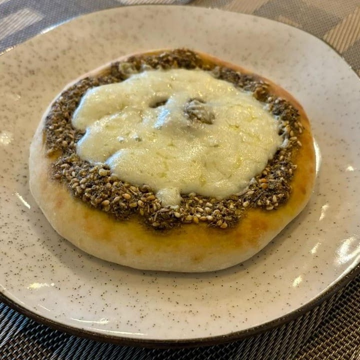 Manakish com zaatar e queijo