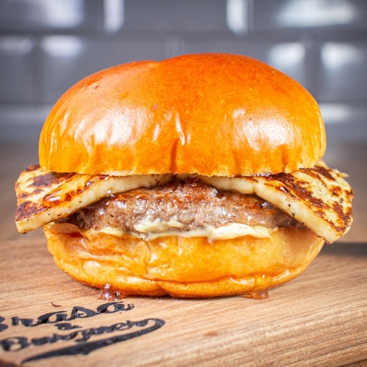 Que sabor incrível, sério, vocês precisam provar.  Pão de Brioche Carne 160g Maionese de bacon Queijo coalho deliciosamente grelhado Geleia de pimenta.