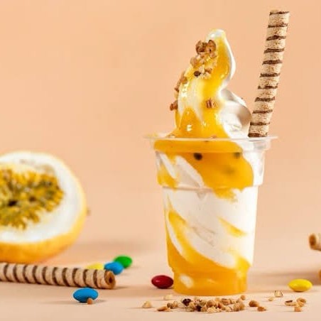 Sorvete cremoso de baunilha, calda especial de maracujá. Acompanha paçoca ou amendoim e dois palitos de biscoitos. Copo 300 ml